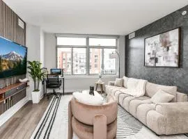 Stylish 2BR Retreat Gym Parkng and Scenic Rooftop