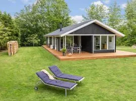 Three-Bedroom Holiday Home In Grenaa
