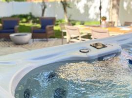 Spacious Sandy Home with Hot Tub & Game room near Ski resorts Park City & Down Town, casa de campo em Sandy