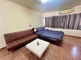 ห้องเช่ารายวัน เมืองทองธานี C5 By ณดา, hostel in Ban Bang Phang