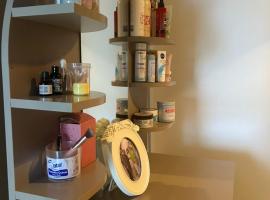 Modern Apartment with Sea View in Gonio, hotel en Itʼkhvisi
