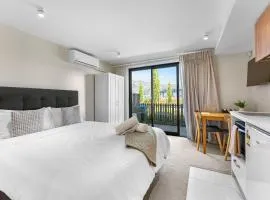 Queenstown Studio, 5mins to Airport, Self Check-in, WIFI, Walk to Shopping Centre