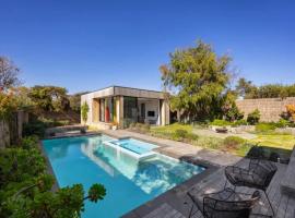 Quay-Walk to beach Gas Heated Pool, Spa, Trampoline، فندق في بليرغوري