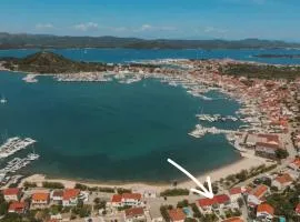 Beach apartment Ana - Wake up to the sea, balcony, terrace, garden & parking, Murter - Dalmatia