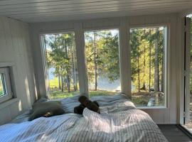 idyllisk hytte ved vannet، مكان تخييم فخم في شين