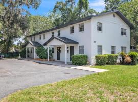 Be Our Guest - Cozy Townhome near Downtown Ocala townhouse, hotel en Ocala