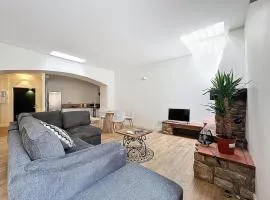Immeuble complet, 24 couchages, centre ville, proche A75