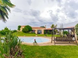 Spacious 4 bedroom Luxury Villa with Lush Gardens Close to City & Beach