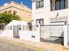 Casa Malo Garden and sea view townhouse, hotel in La Jaca