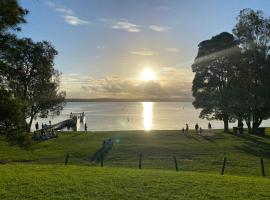 Stay a While at Murrays Beach retreat, hotel i Murrays Beach