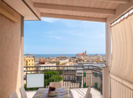 Attico vista mare - Apulia Houses & Flats, Hotel in Giovinazzo