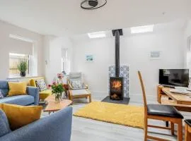 Charlotte Cottage - Minutes from Poole Park, with Feature Log Burner