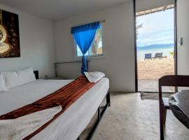 Dreamy beachfront bungalow, khu cắm trại ở Baan Tai