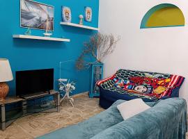 Spacious Entire Apartment - Sicilian Design - by Sea with Garden & Parking, hotel v destinaci Aci Castello