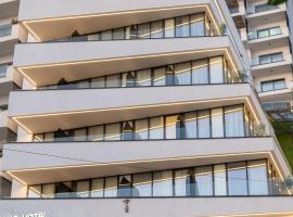 Jako Premium Hotel, hotel con tinas de hidromasaje en Saranda