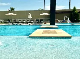 Chic 1 Bed Apt Pool And Fitness