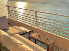 Casa Sud Menton - Magnifique vue mer studio terrasse cuisine parking wifi et Netflix, hotel em Menton