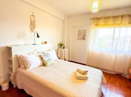 Superhost Stay Spacious Double Rooms near Lisbon and Beaches, hotel u gradu 'Corroios'