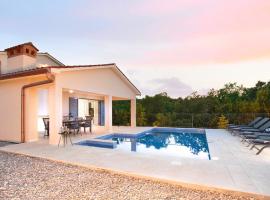 Villa Romantika, a beautiful and romantic pool villa, Hotel in Raša
