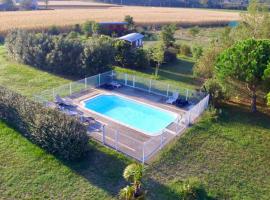 Les Roulottes-Gîtes de la Ferme de l'Autruche Dromoise, farm stay in Livron-sur-Drôme