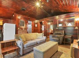 Entire cabin in Pleasant Valley, hotel dengan jakuzi di Logan