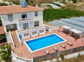 Dream villa with parking, private pool and see views