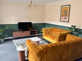 3BR Flat Sleeps 6 West End Sights Driveway