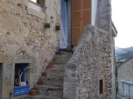 Charmante Maison de village, hotel v destinaci Saint-Julien-en-Quint