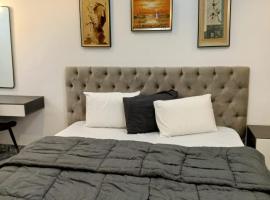 Grace court apartments, acomoda&ccedil;&atilde;o com cozinha em Alimosho