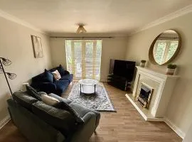 Woking 2-Bed Flat with Balcony, En-Suite and Parking