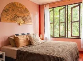 Romantic Treehouse w/ Boho Balcony + Fast Wifi