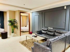 Luxurious One-Bedroom Gold Crest Apartment with Stunning Balcony Retreat DHA Lahore、Dargaiのアパートメント