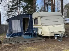 Kalustettu asuntovaunu