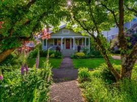Charming Home, Wonderful Neighborhood!