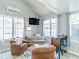 Cozy Tiny Home for 2! Short drive to the Beach!