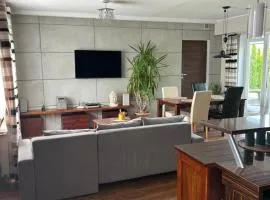 Uroczy apartament z ogrodem