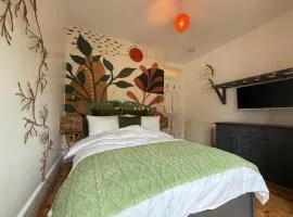 Seaweed Suite, secluded seaside stay with garden view