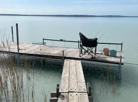 Retro Lakefront House With A Dock，鮑洛通維拉戈什的木屋