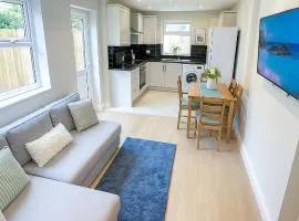 2-Bedroom Garden Flat - Modern, Bright - A