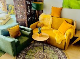 Stylish free parking Studio central with balcony, căn hộ ở &Aring;lesund