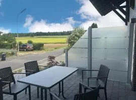 Familien-Apartment Bodanum für 4 Personen - mit eigener Terrasse - naturnahe Ortsrandlage - Arbeitsplatz mit VDSL - 10 min zum Nürburgring