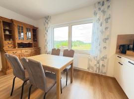 Familien-Apartment Bodanum für 4 Personen - mit eigener Terrasse - naturnahe Ortsrandlage - Arbeitsplatz mit VDSL - 10 min zum Nürburgring, hotel in Bodenbach