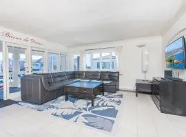 Pet-Friendly 4Br Oceanview Getaway Steps From 35Th St Beach By Beachview Rentals