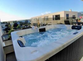 Bella Vista Sunset penthouse with private jacuzzi, hotel con hidromasaje en Novalja