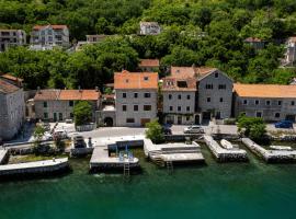 Historic Waterfront House, cabana o cottage a Muo