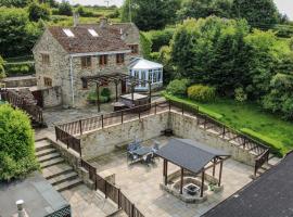 Rural Retreat with Hot Tub, Fire Pit & Games Room, hotel with hot tubs in Sheffield