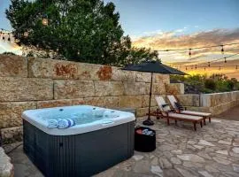 Hello Walls Luxury with views plus hot tub