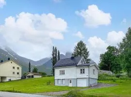 2 Bedroom Lovely Home In Innfjorden