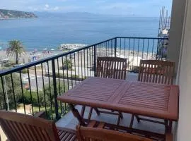 Appartamento con terrazza fronte mare