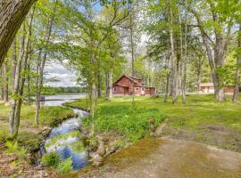 Hatfield Family Home on Lake Arbutus: Boat & Hike, hotel i Neillsville